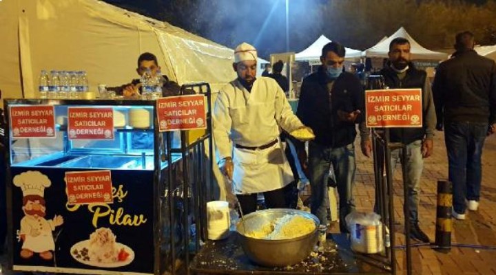 Seyyar satıcılardan depremzedelere tavuklu pilav