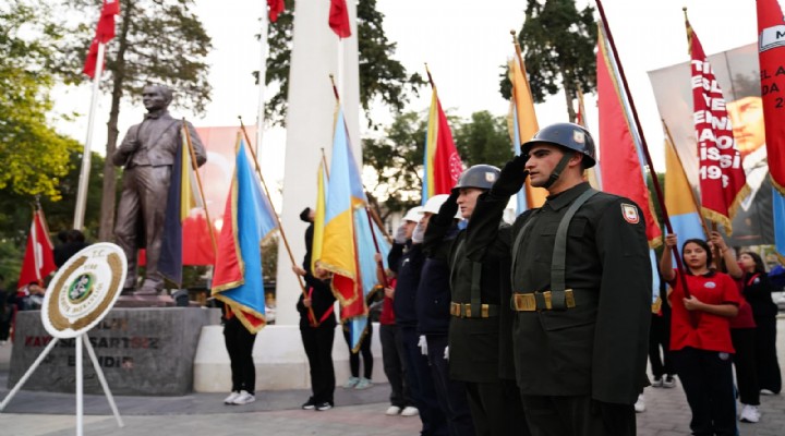 Sirenler çaldı, Ata’ya saygı nöbeti başladı