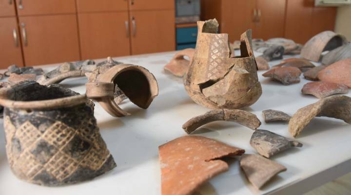 Smyrna Höyüğü nde 5 bin yıl önceki ticari ilişkiyi gösteren seramikler bulundu
