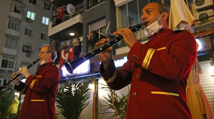 Sokağa çıkma yasağını bando ile karşıladılar