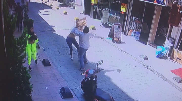 Sokak ortasında iki kadına dayak kamerada
