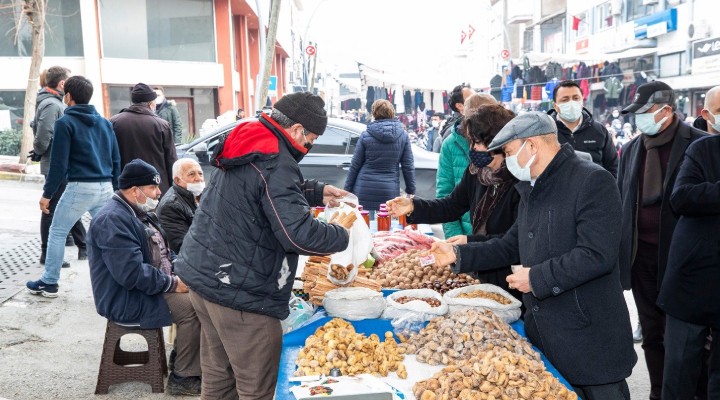 Soyer çifti pazar alışverişini Bayındır üreticisinden yaptı