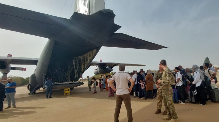 Sudan’da Türk tahliye uçağına ateş açıldı!