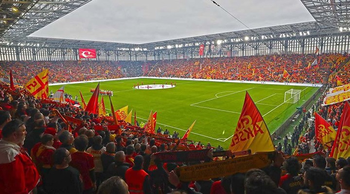 Göztepeli taraftarlardan Başkan Ankersen’e 5 farklı dilde istek