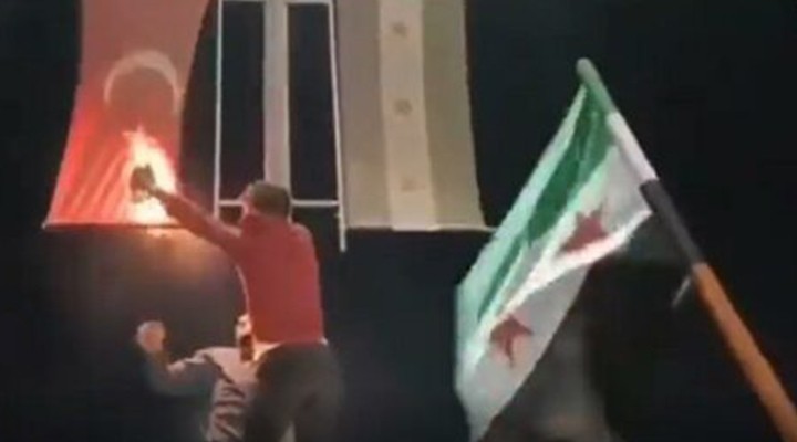 Türk Bayrağı nı yakmaya çalışan 2 Suriyeli yakalandı!