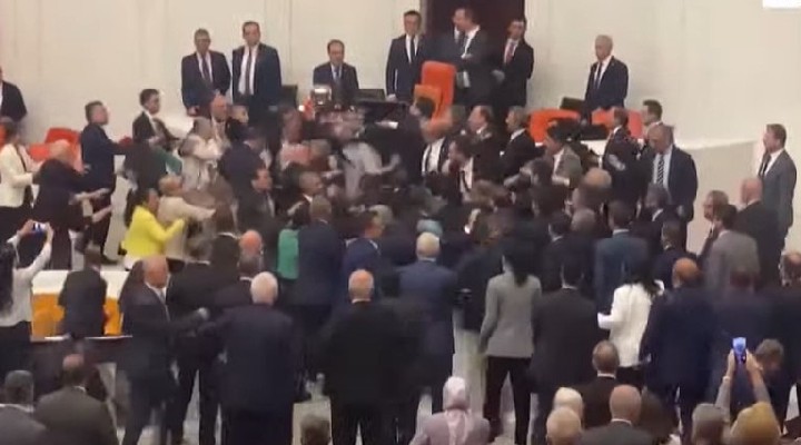 TBMM de kan aktı... Tekmeler yumruklar havada uçuştu!