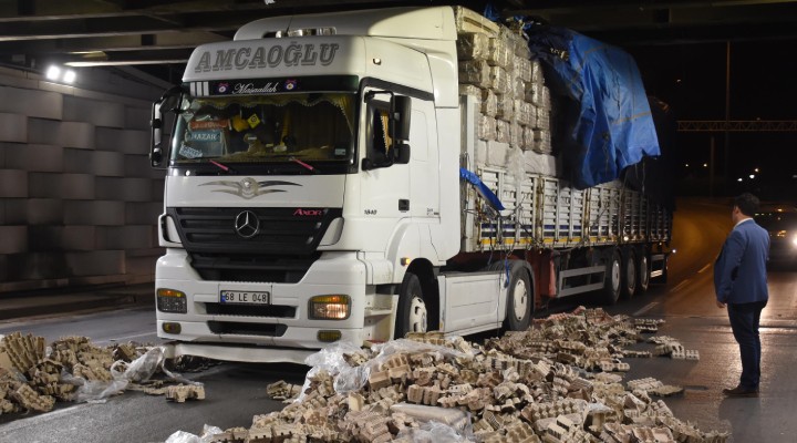 TIR alt geçide sıkıştı... Koliler etrafa saçıldı