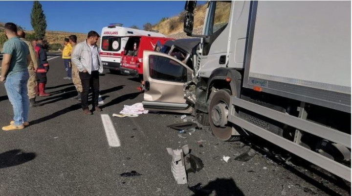 TIR ile hafif ticari araç çarpıştı: 6 ölü