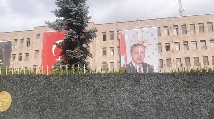 TSK binalarına Erdoğan posteri asıldı