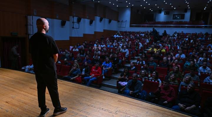Tahsin Hasoğlu’ndan İZKİTAP’ta kahkaha dolu gece