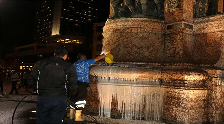 Taksim Cumhuriyet Anıtı na yazı yazdılar!