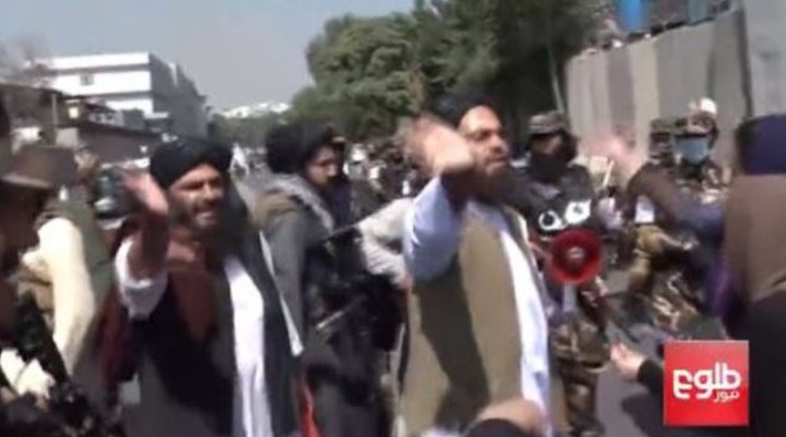 Taliban dan haklarını arayan kadınlara sert müdahale!