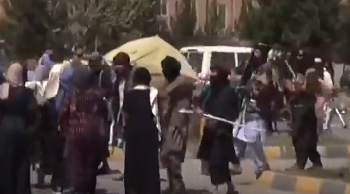 Taliban dan kadın öğrencilere sopalı dayak!