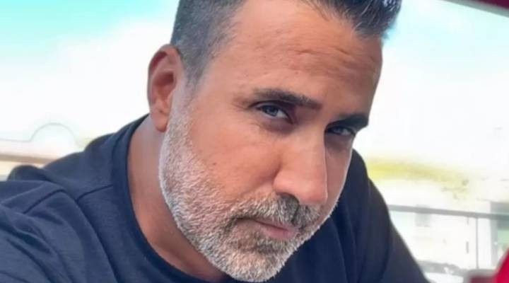 Tanınmaz hale gelen Emrah sahnede hüngür hüngür ağladı: Son hali şaşırttı