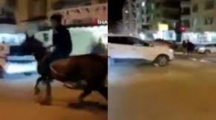 TikTok videosu için sokakta atla gezen kişiye araba çarptı