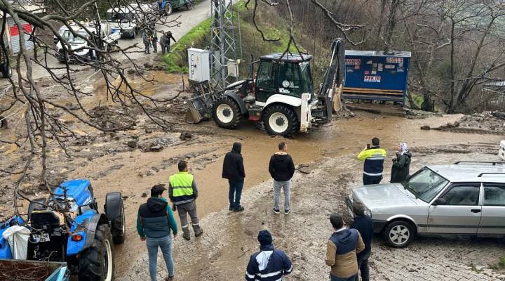 Tire Belediyesi sahada, sağanak yağış mesaisinde!