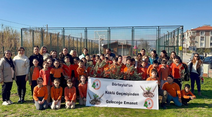 Tire’de öğrenciler, zeytin fidanlarını toprakla buluşturdu