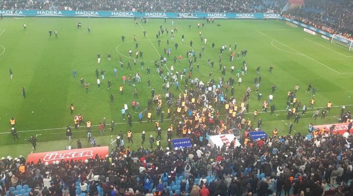 Trabzon da ortalık karıştı... Sahaya giren taraftarlar, futbolculara saldırdı!