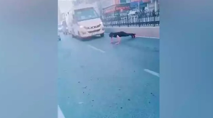 Trafiği durdurup şınav çekmişti... Pakistanlı sığınmacı gözaltına alındı!