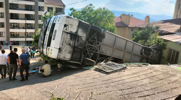 Tur otobüsü devrildi: Çok sayıda yaralı var!