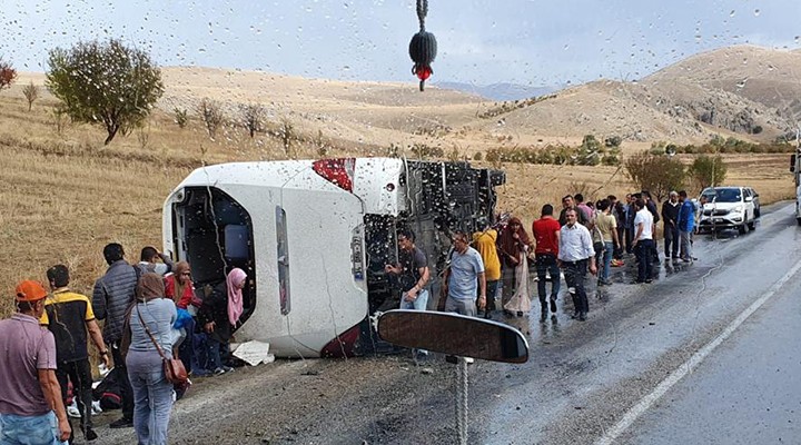 Tur otobüsü devrildi, çok sayıda yaralı var