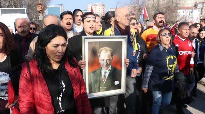 Türk bayrakları ve Atatürk posterleriyle Anıtkabir e yürüdüler!