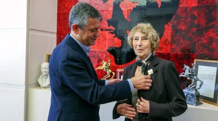 Türk edebiyatının duayen ismi Ayşe Kulin, CHP ye üye oldu