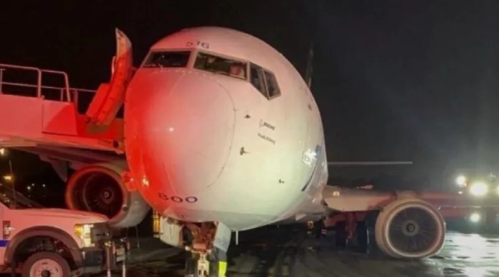 Uçakta büyük panik... Ağır hasar aldı!