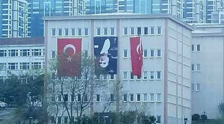 Üniversite binasına Atatürk posterini ters astılar