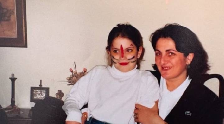 Ünlü oyuncu çocukluk fotoğrafını paylaştı:  Nasıl anlamadın anne 