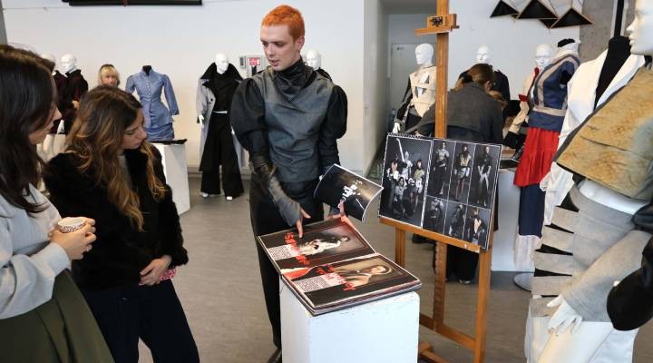 Ünlü ressamların eserlerinden ilham aldıkları giysileri sergilediler