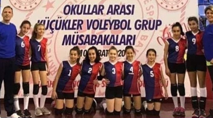 Urlalı voleybolcular yarı finalde