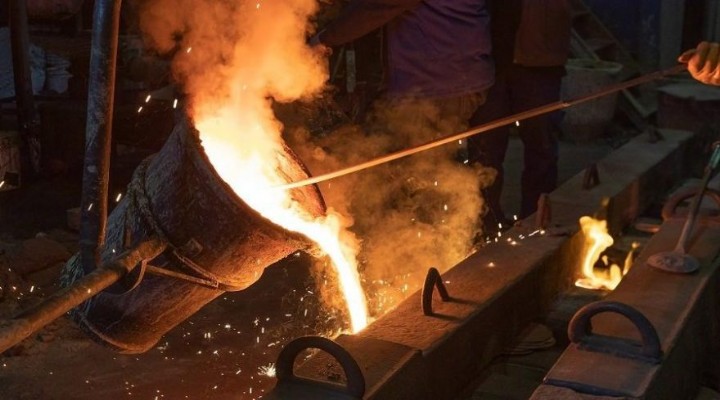 Üzerine döküm potası devrilen işçi hayatını kaybetti