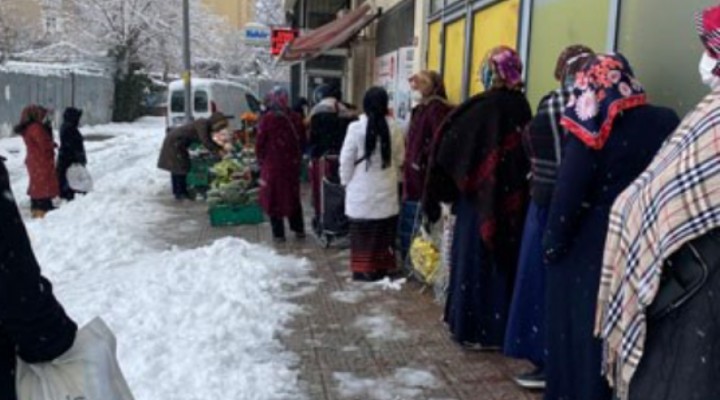 Yardım derneğinin önünde kar altında 20 liraya çürük yiyecek kuyruğu!