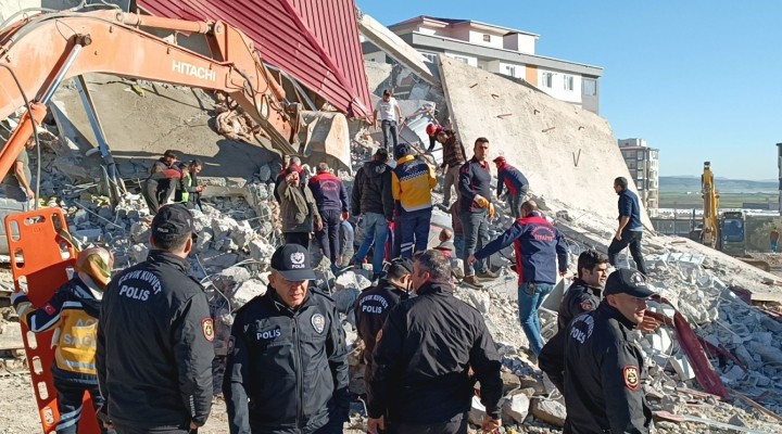 Yıkım sırasında çöktü... Operatör enkaz altında kaldı!