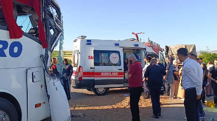 Yolcu otobüsü TIR a çarptı: 24 yaralı