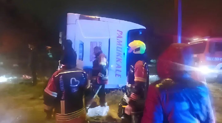 Yolcu otobüsü devrildi: 3 ölü, 32 yaralı