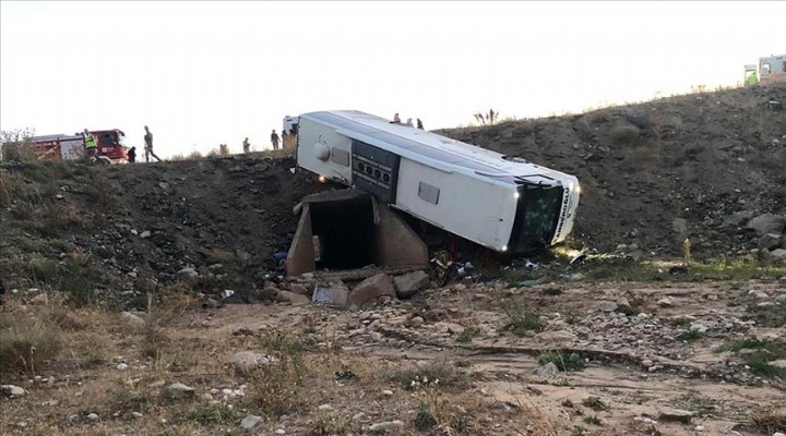 Yolcu otobüsü şarampole devrildi: Ölü ve yaralılar var!