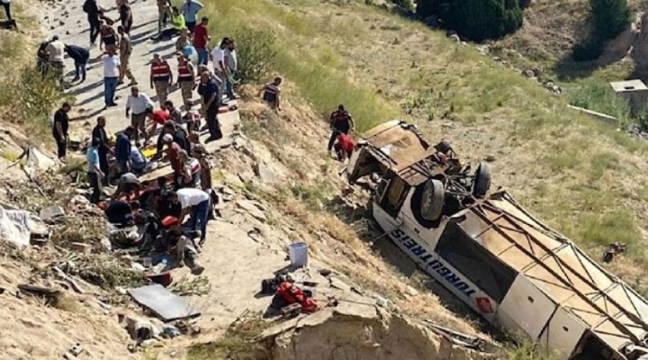 Yolcu otobüsü viyadükten düştü: Çok sayıda ölü var!