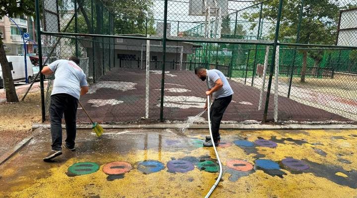 Yunusemre de parklar düzenli dezenfekte ediliyor