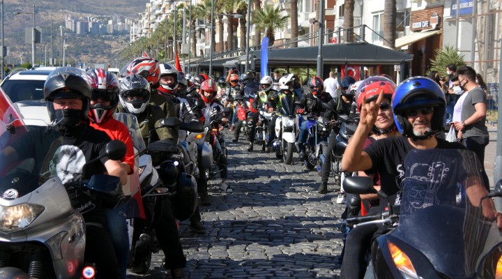 Yüzlerce motosikletliden 19 Mayıs korteji