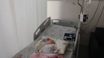 Hemşire serumu çıkarırken 5 aylık bebeğin parmağını kesti