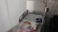 Hemşire serumu çıkarırken 5 aylık bebeğin parmağını kesti