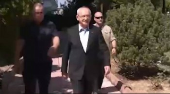 Kılıçdaroğlu'na Özgür Özel'in çağrısı soruldu, gülümsemekle yetindi