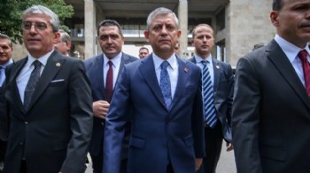 Özgür Özel'den 'olağanüstü kurultay' hamlesi: İmzalar CHP Genel Merkezi'ne geliyor