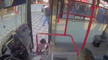 2 yaşındaki bebek tek başına otobüse bindi!