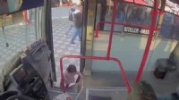 2 yaşındaki bebek tek başına otobüse bindi!