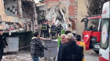 5 katlı bina çöktü: Enkaz altında 5 kişi var!