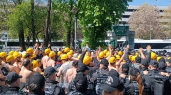 8 gündür açlık grevinde olan madencilerin Enerji Bakanlığı'na yürüyüşüne polis engeli