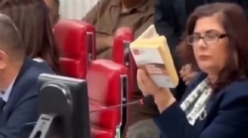 AK Parti'ye geçen Çerçioğlu elinden bu kitabı düşürmedi